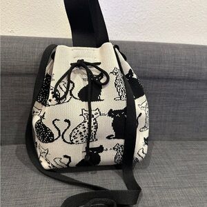 Stylish Black and White Cat Print Bucket Bag